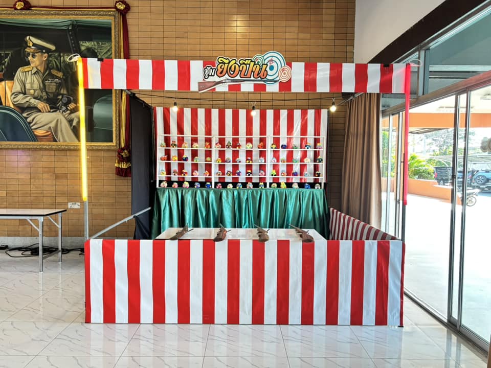 ซุ้มเกมส์ยิงปืนยาว งานวัด สีขาวแดง พร้อมอุปกรณ์การเล่น