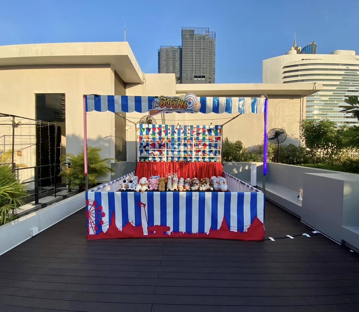 ซุ้มเกมส์ ยิงปืนยาวงานวัด ไวนิลสีขาวฟ้า พร้อมอุปกรณ์การเล่น